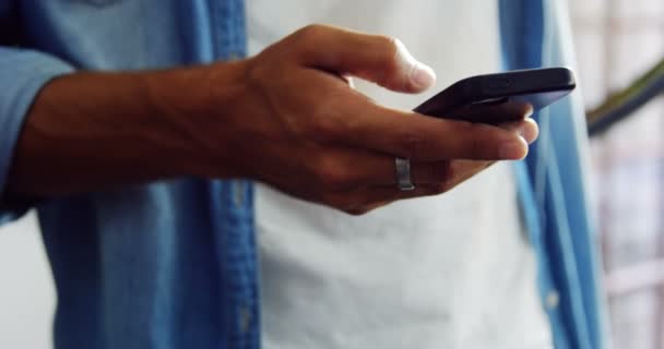 Mechanic using mobile phone in workshop — Stock Video