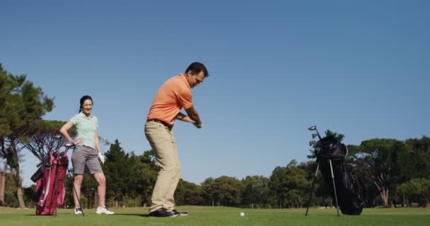 Golfistas jugando al golf — Vídeo de stock