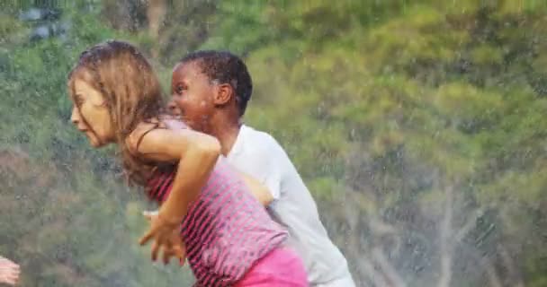 Anak-anak bermain dengan sprinkler kebun — Stok Video