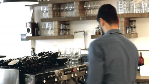 Camarero trabajando en cafetería — Vídeos de Stock