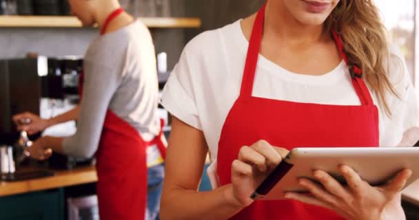 Kellnerin mit digitalem Tablet am Tresen — Stockvideo