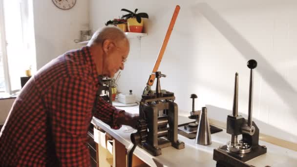 Anel de fabricação Goldsmith — Vídeo de Stock