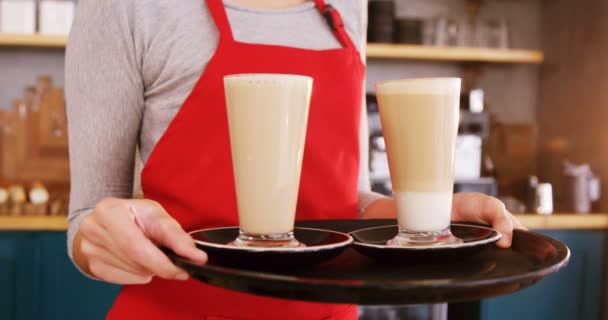 Servitrisen bära två kallt kaffe i café — Stockvideo