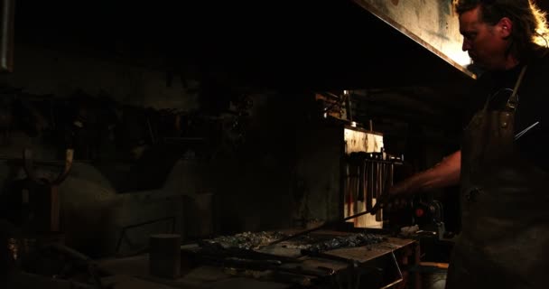 铁匠在铁棒上工作 — 图库视频影像