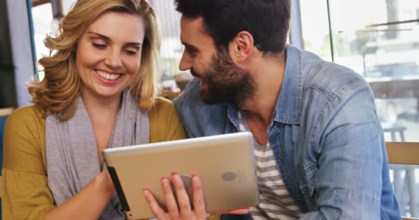 Pareja usando tableta digital en la cafetería — Vídeo de stock