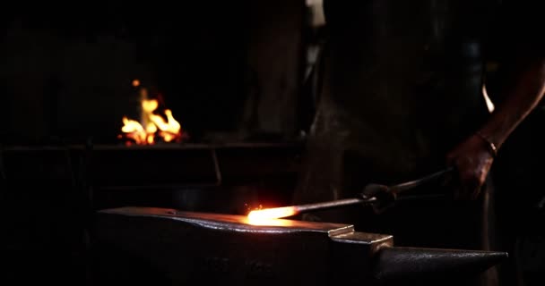 Herrero trabajando en una barra de hierro — Vídeo de stock