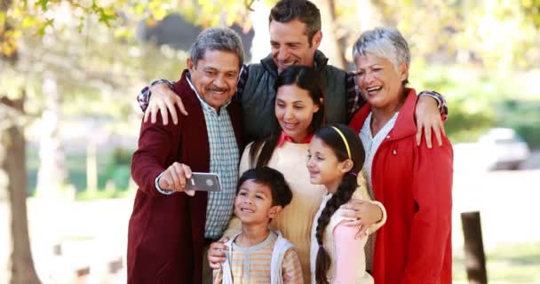 Familia multi-generación tomando selfie — Vídeos de Stock