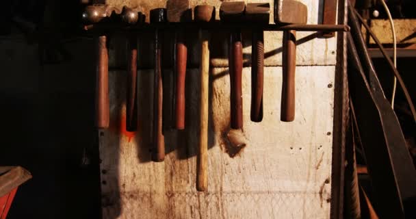 Varios martillos en el taller — Vídeo de stock