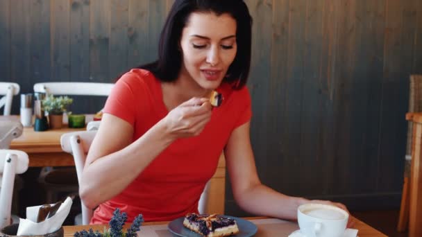 Mujer joven comiendo pudín — Vídeo de stock