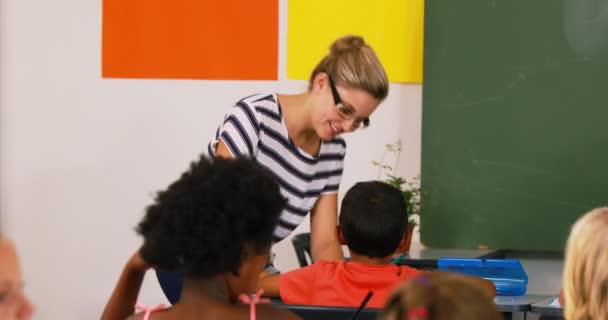 Leraar wiskunde lesgeven aan schoolkinderen — Stockvideo