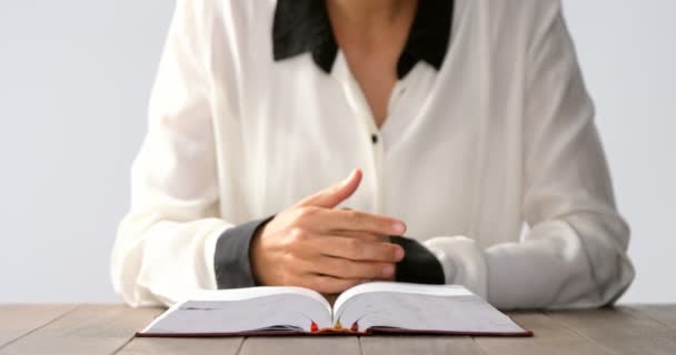 Blinde vrouw lezen van een boek van braille — Stockvideo