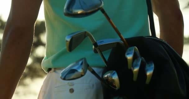 Feliz golfista llevando su bolsa de golf — Vídeos de Stock