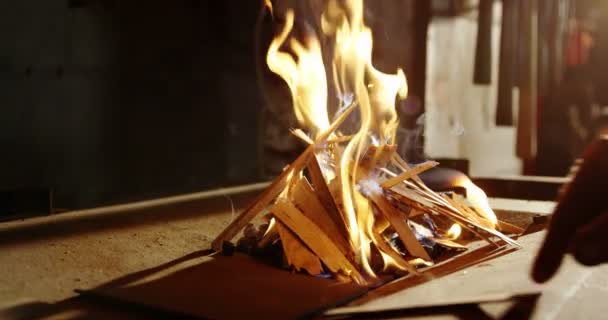 Quema de fuego en la chimenea para el trabajo de herrero — Vídeo de stock
