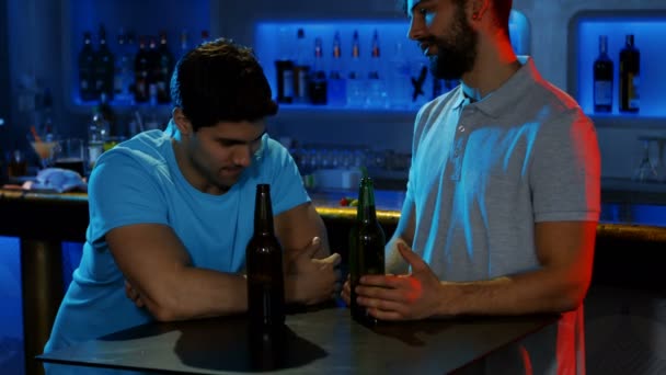 Man troostende zijn depressieve vriend — Stockvideo