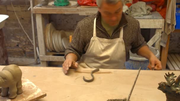Поттер работает в гончарном цехе — стоковое видео