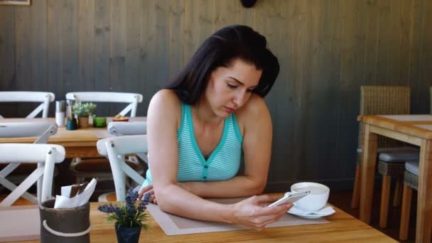 Mujer joven usando el teléfono móvil — Vídeos de Stock