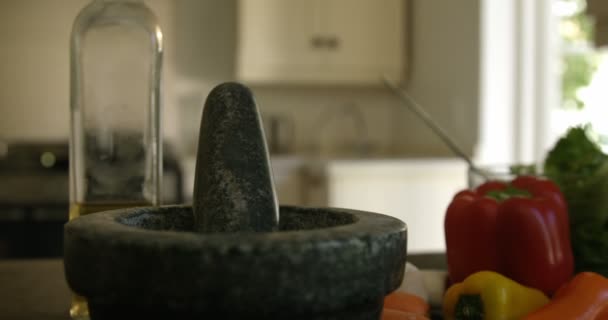 砂浆、 杵、 蔬菜上厨房台面 — 图库视频影像