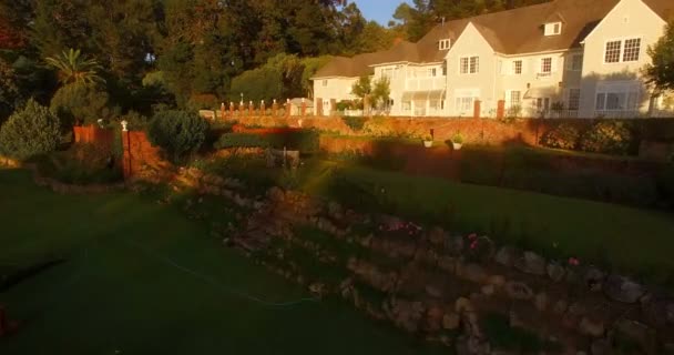 Schöne Villa an einem sonnigen Tag — Stockvideo