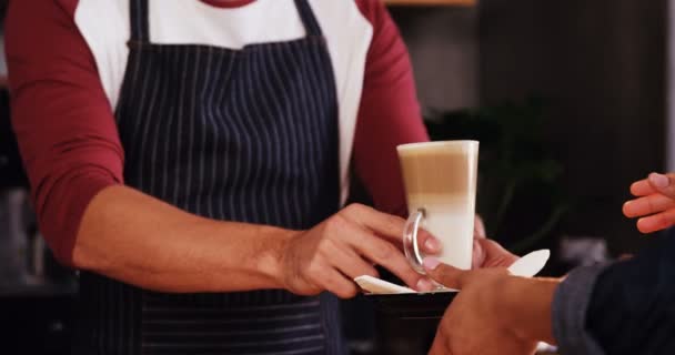 Kelner een glas koude koffie serveren aan klant — Stockvideo