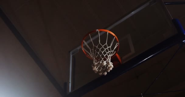 Jogador de basquete faltando um aro — Vídeo de Stock