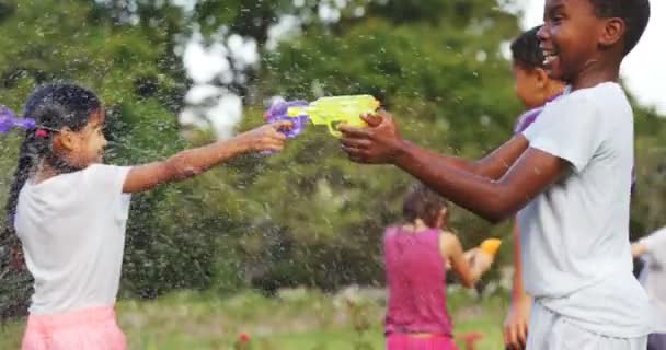 Grupo de crianças brincando com arma de água — Vídeo de Stock
