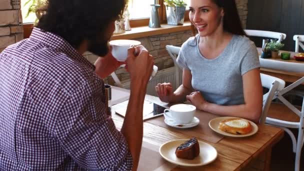 Pareja tomando café en la cafetería — Vídeo de stock