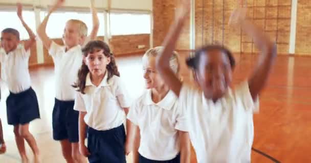 Niños jugando en el pasillo — Vídeos de Stock