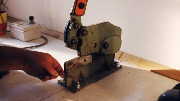 Goldsmith using mini drill press — Stock Video