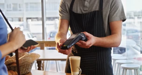 Mujer pagando factura a través de tecnología NFC — Vídeos de Stock