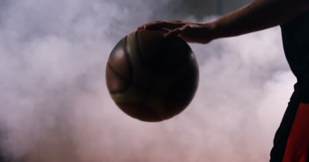 Спортсмен грати в баскетбол — стокове відео