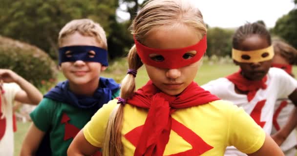 Niños fingiendo ser un súper héroe — Vídeo de stock