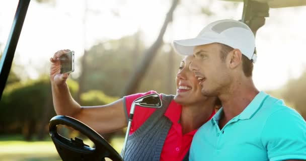 Golfistas tomando una selfie en buggy de golf — Vídeos de Stock