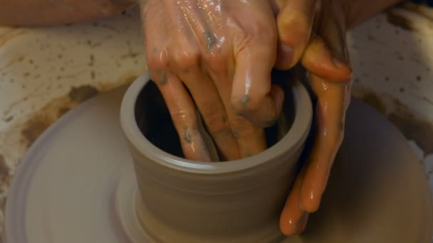 Potter making a earthen pot on a pottery wheel — Stock Video