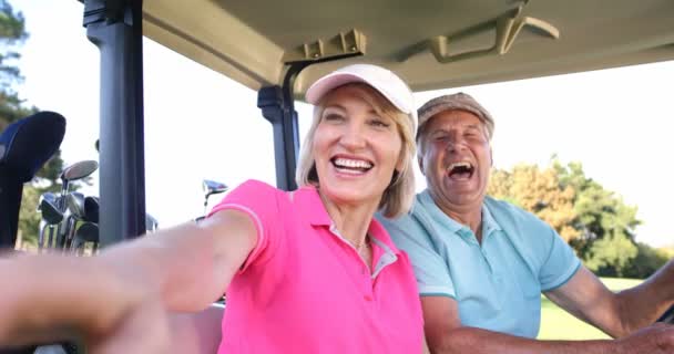 Dois golfistas dirigindo em seu buggy de golfe — Vídeo de Stock