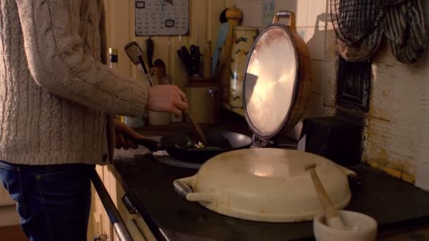 Человек приготовление пищи на кухне — стоковое видео