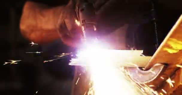 Svářečka pomocí svařovacího hořáku — Stock video