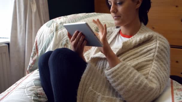 Mujer usando tableta en el dormitorio — Vídeos de Stock