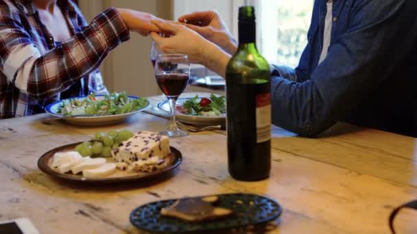 Man gifting finger ring to her woman — Stock Video