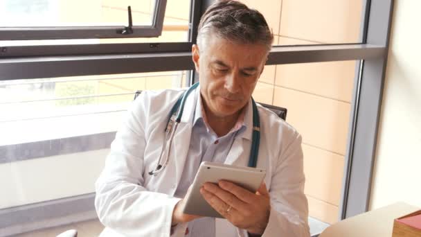 Dijital tablet kullanan doktor — Stok video