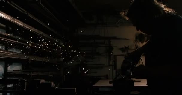 Svářeč, používající elektrická Okružní pila — Stock video