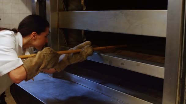 Femmina panettiere cottura del pane fresco — Video Stock