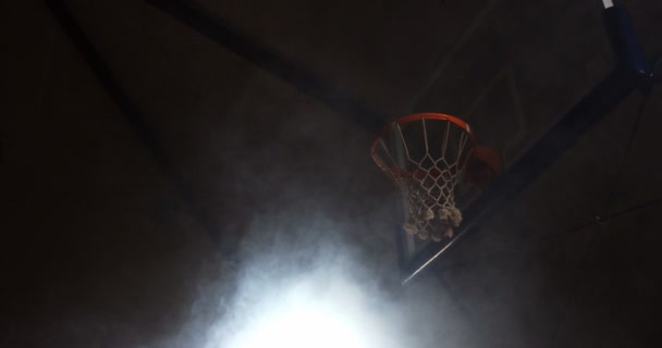 Esportista dunking basquete em aro — Vídeo de Stock