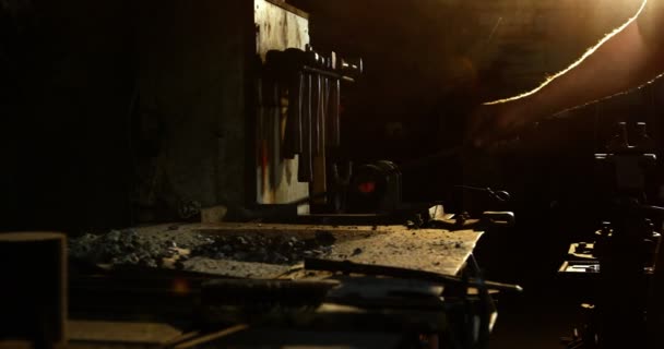 Mão de ferreiro trabalhando em uma haste de ferro — Vídeo de Stock