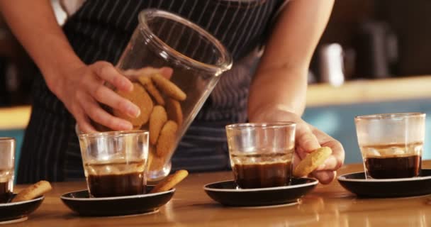 Официантка кладет печенье рядом с чашкой чая — стоковое видео