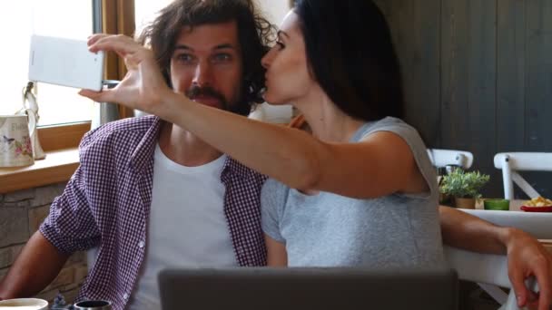 Paar nemen selfie vanaf mobiele telefoon — Stockvideo