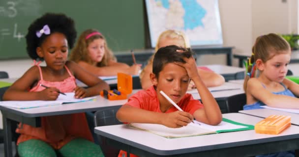Okul çocukları ödevlerini yapıyor — Stok video