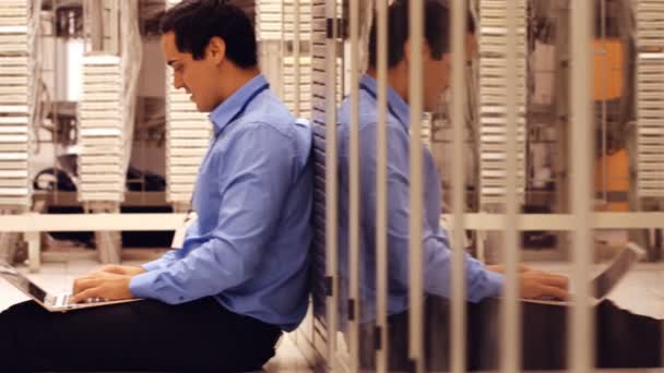 Техник, работающий с ноутбуком в коридоре — стоковое видео