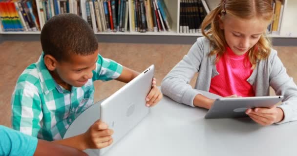 Bambini delle scuole utilizzando tablet e laptop — Video Stock