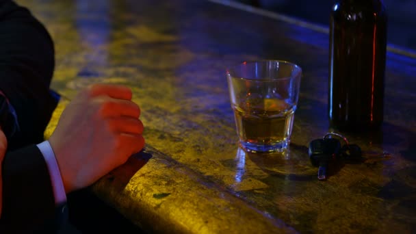 Hand oppakken van whisky glas aan balie — Stockvideo