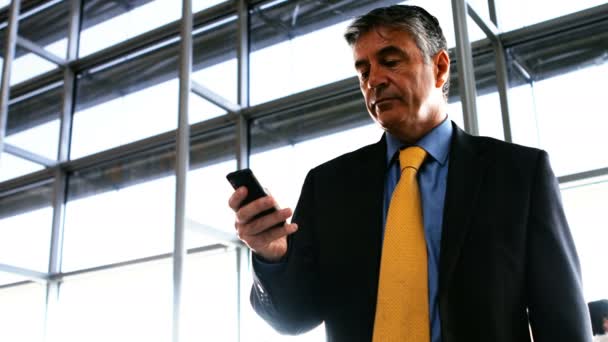 Hombre de negocios usando el teléfono móvil — Vídeos de Stock